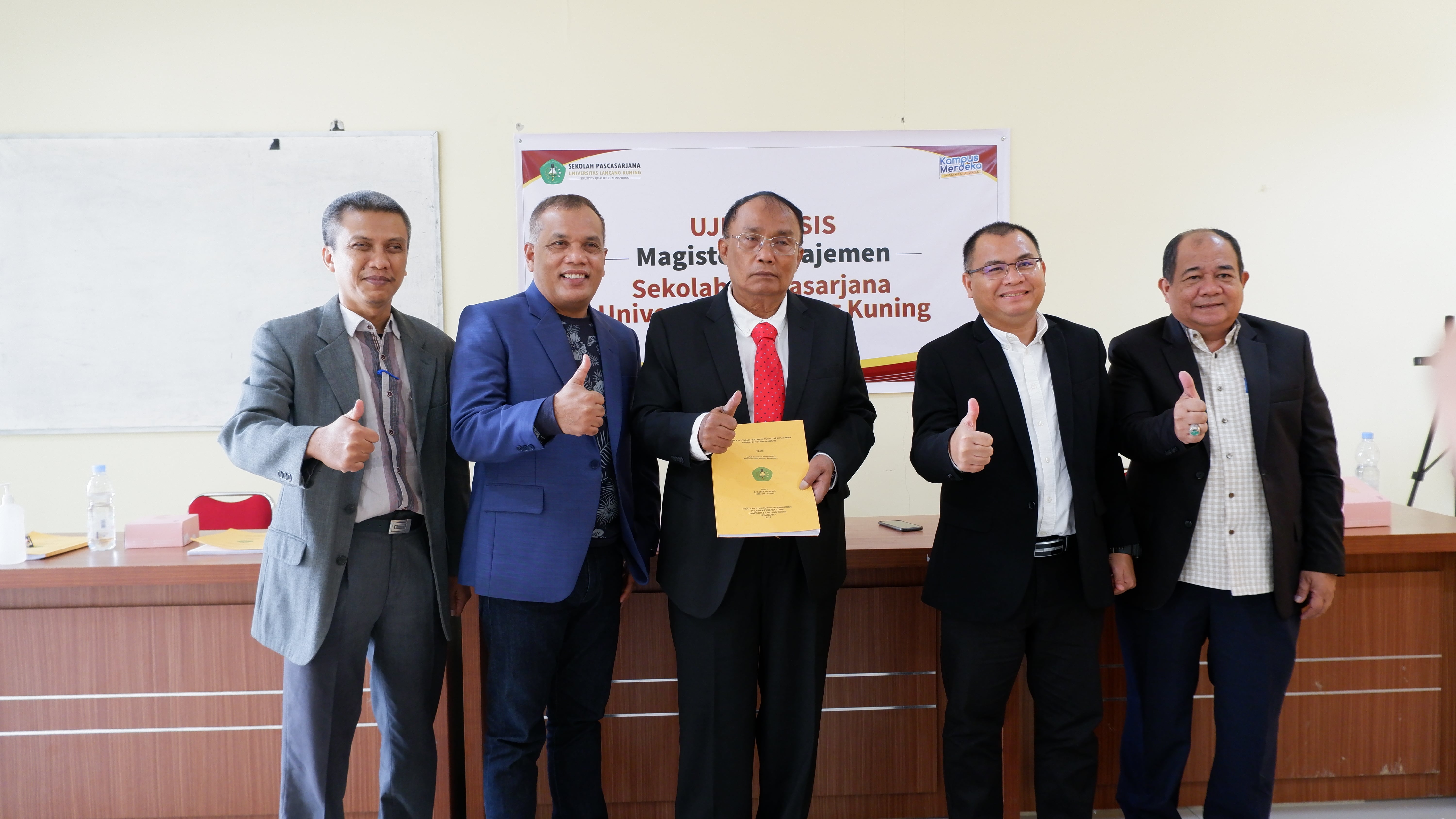 Anggota Komisi V DPR RI, Effendi Sianipar Raih Gelar Magister Manajemen di Unilak