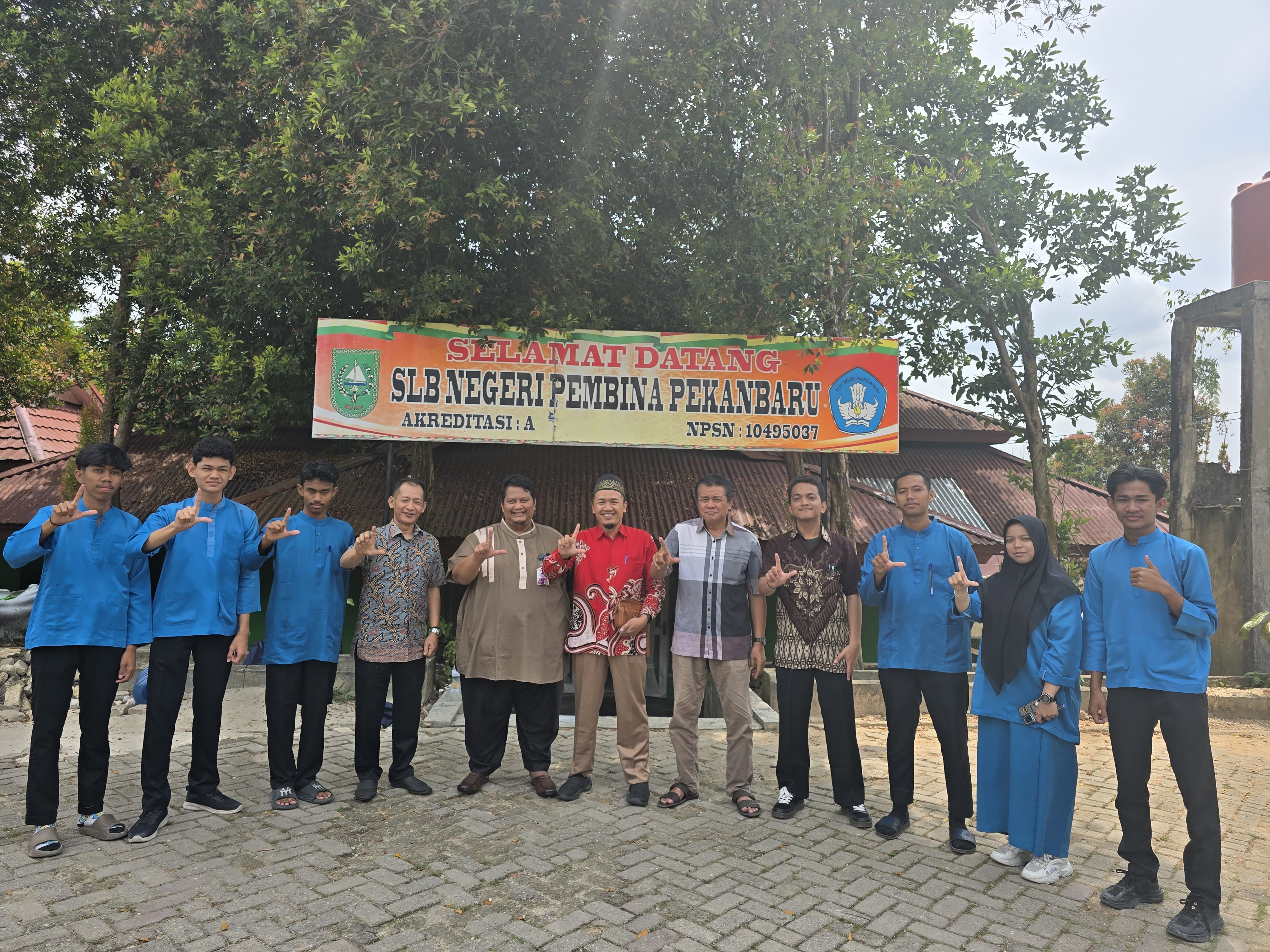 Magister Ilmu Komputer Unilak Gelar Pelatihan Pembuatan Web E-Commerce bagi Siswa SLB Negeri Pembina Pekanbaru